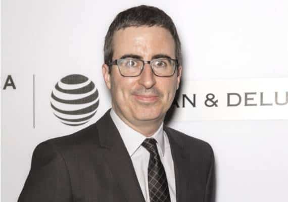 ג'ון אוליבר נגד מייק פנס: ספרו של מנחה הטלויזיה הגיע לרשימת הספרים מעוררי המחלוקת