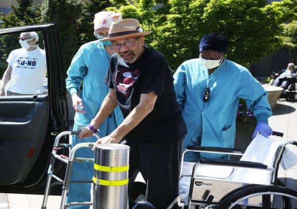 המאושפז לפרק הזמן הארוך ביותר באמריקה ניצל בנס מקורונה, כשהשתחרר חיכה לו חשבון רפואי של למעלה ממיליון דולר