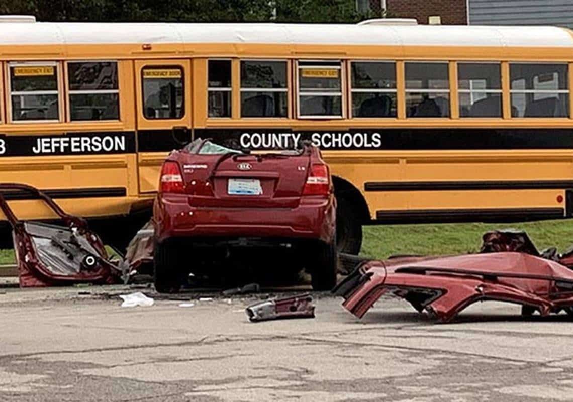 תאונת דרכים קטלנית: רכב פרטי פגע באוטובוס עמוס בתלמידים