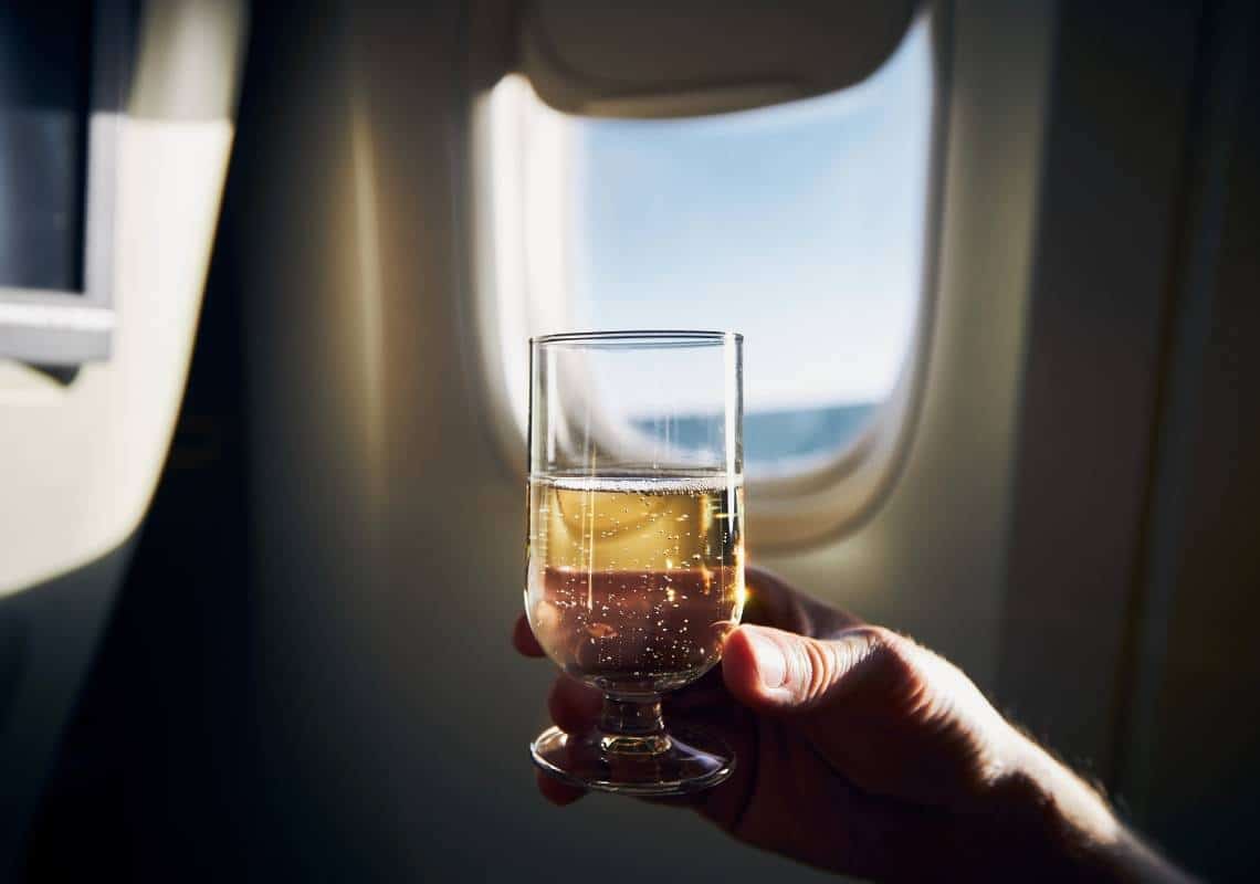 "שתו אלכוהול ותקפו דיילים": שמונה נוסעים נקנסו ע"י ה-FAA