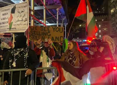 מוות לצה״ל וגלובליזציה של האינתיפאדה: 200 מפגינים פרו־פלסטינים הפגינו מחוץ לבית כנסת במנהטן