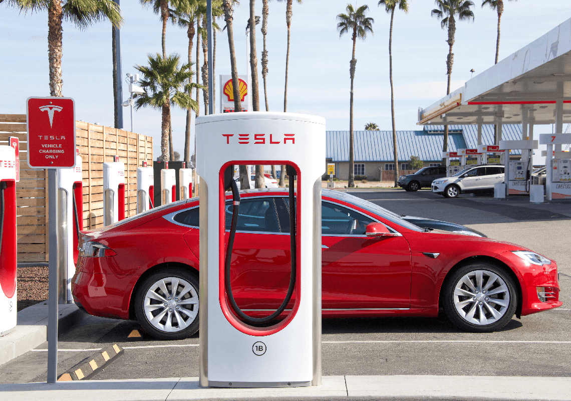 טסלה תמשיך לשלם משכורות לאוקראינים שחזרו למדינה כדי להילחם