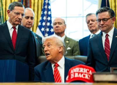 שלוש מאות מיליון דולר בקופה – ואפס הנהגה: הרפובליקנים מזהירים שטראמפ “פשוט לא מתאמץ” לפני בחירות האמצע