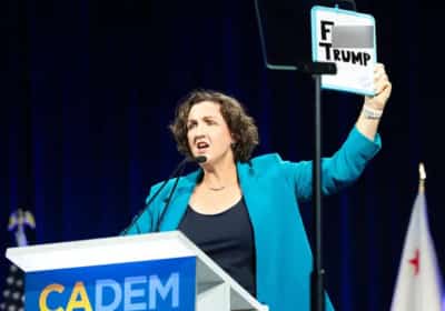 המועמדת למושלות קליפורניה הניפה בוועידה הדמוקרטית שלט בוטה נגד טראמפ 