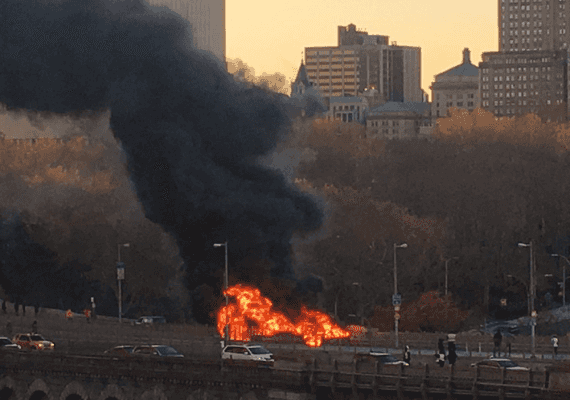צפו: מכוניות עולות באש על גשר ברוקלין לאחר תאונה קטלנית