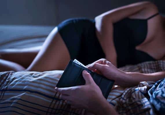 מחנכת ביום, "שוגר בייבי" בלילה: מורה מלאס וגאס חושפת את חיי המותרות הכוללים טיסות משודרגות וארוחות יוקרה