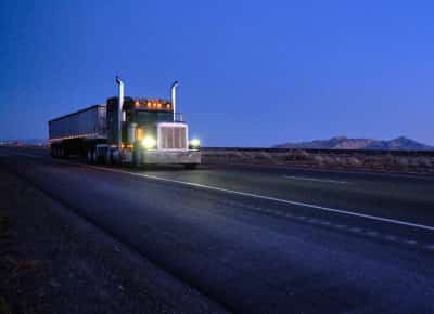 משאיות נעלמות בלילה: כך הפכה שרשרת האספקה של הבינה המלאכותית ליעד של פשע מאורגן