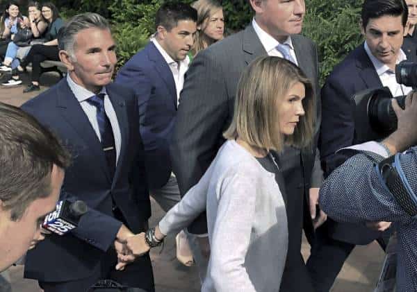 פרשת הונאת הקולג'ים: כוכבת "צער גידול בנות" ובעלה בדרך לכלא