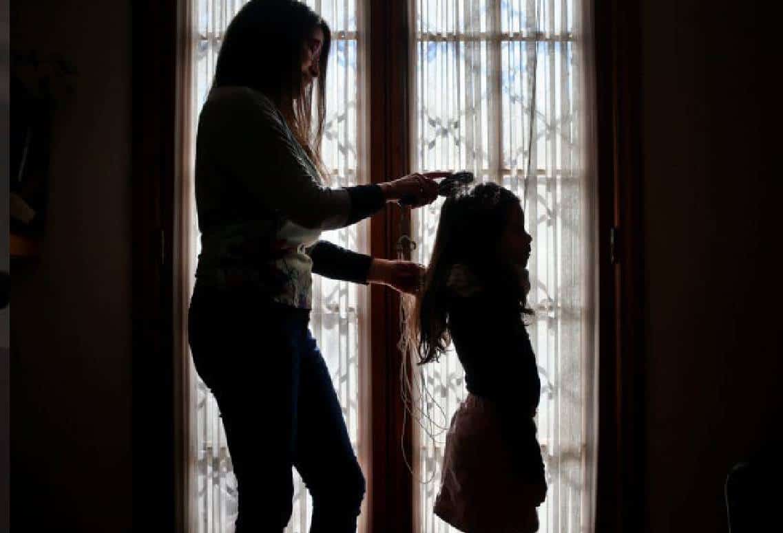 ביה"ס בקליפורניה ישלם 100,000 דולר לאמא אחרי שניסה להפוך את בתה הקטנה לבן