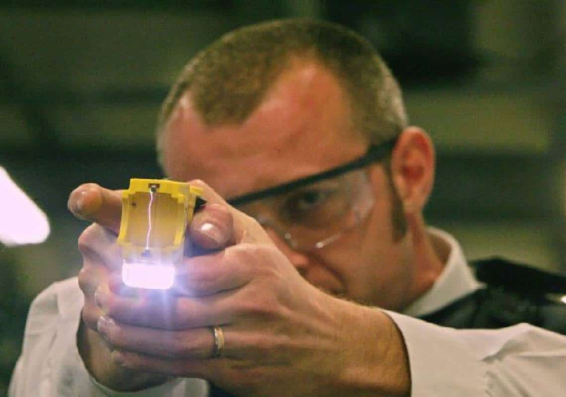 "השוטרים ירו בטייזר החשמלי והחשוד עלה בלהבות"