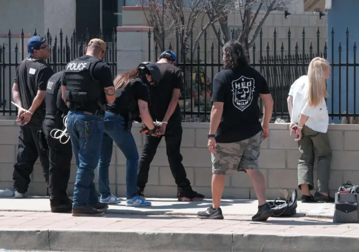 מכונות מזל במקום רהיטים: קזינו מחתרתי נחשף בבית מגורים בשכונה שקטה בלוס אנג'לס