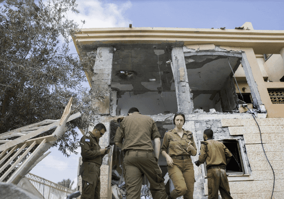 הסלמה בישראל: רקטה פגעה בבית בבאר שבע, אחרת נפלה מול חופי גוש דן