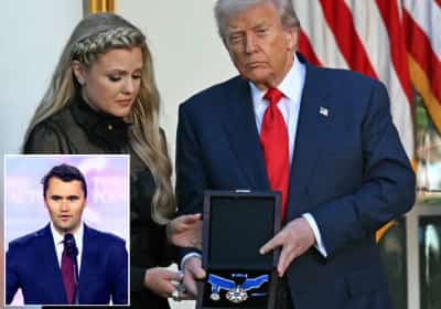 טראמפ העניק את מדליית החירות הנשיאותית לצ'ארלי קירק - ביום שבו היה אמור לחגוג את יום הולדתו