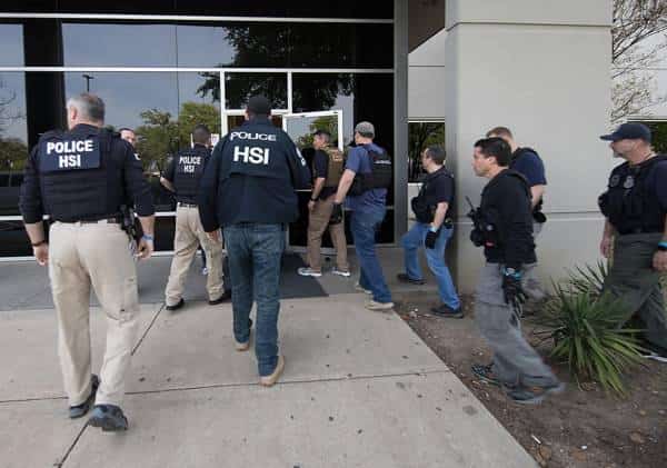 אפקט טראמפ ממשיך במבצע הגדול מזה עשור: מאות נעצרו בפשיטות של כוחות ההגירה 
