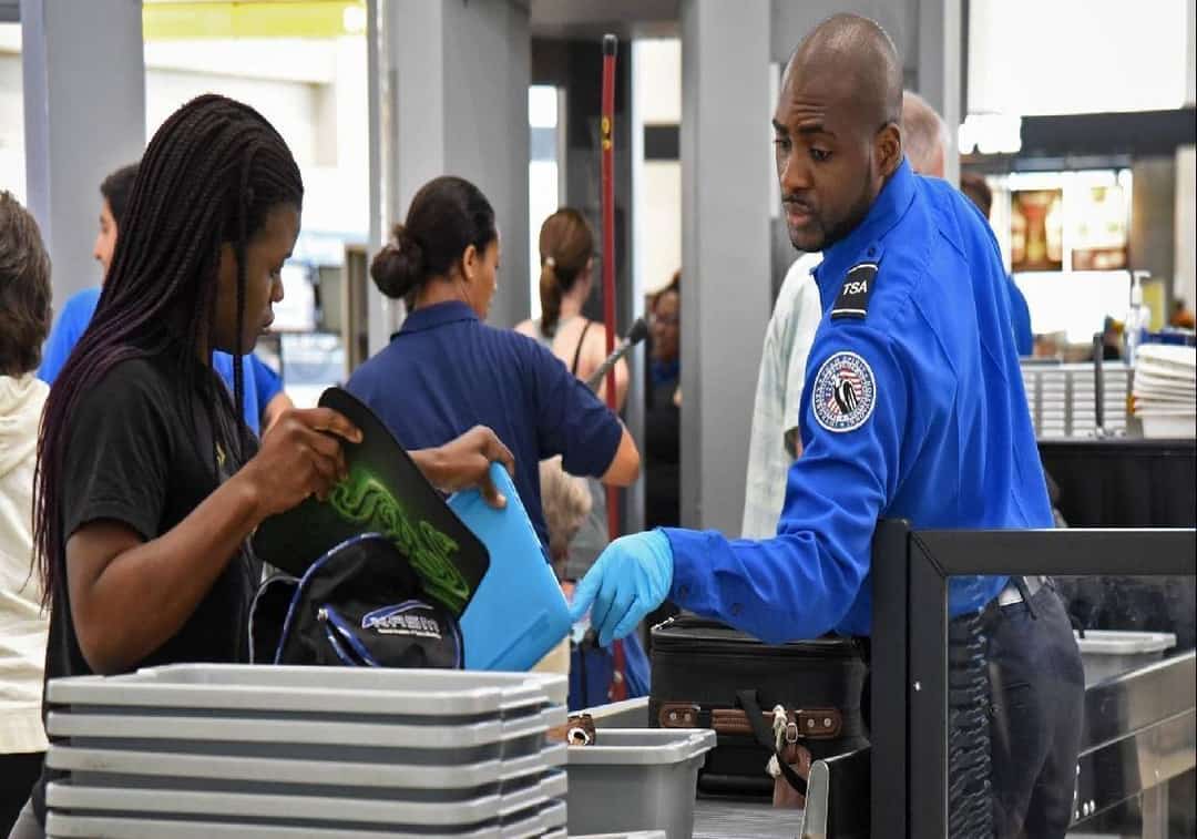 מתכננים לטוס בחגים? "בין 40 ל-60 אחוזים מסוכני ה-TSA עדיין מסרבים להתחסן''