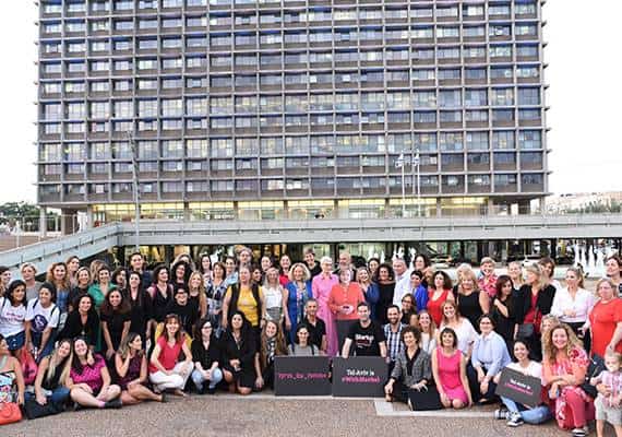 WithMerkel:  התמונה שגרמה לנשים יזמיות מכל העולם להצטלם באמצע היום בתמונות קבוצתיות