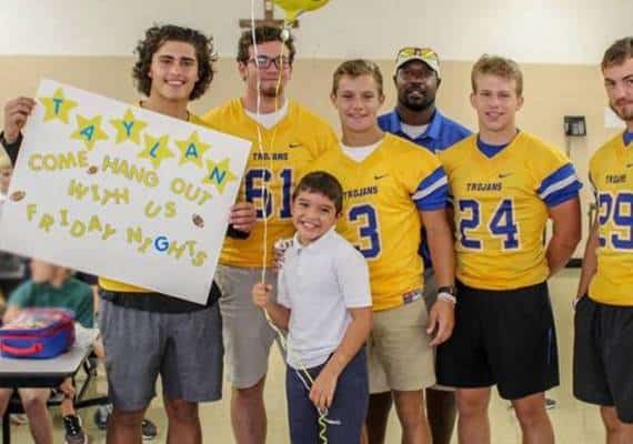 אוהיו: תלמידי תיכון הכינו הפתעה מרגשת לילד שסבל ממעשי בריונות