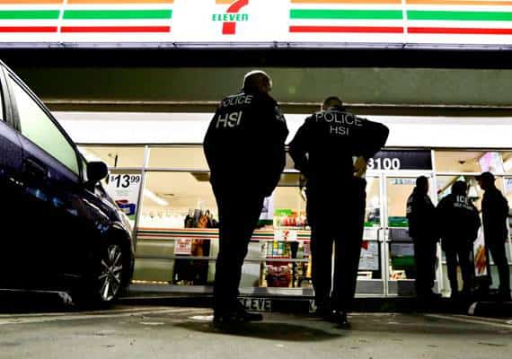  טראמפ מאיים בהוצאת פקחי ההגירה מקליפורניה: "אתם עומדים בפני גל הפשיעה הגדול בהיסטוריה"