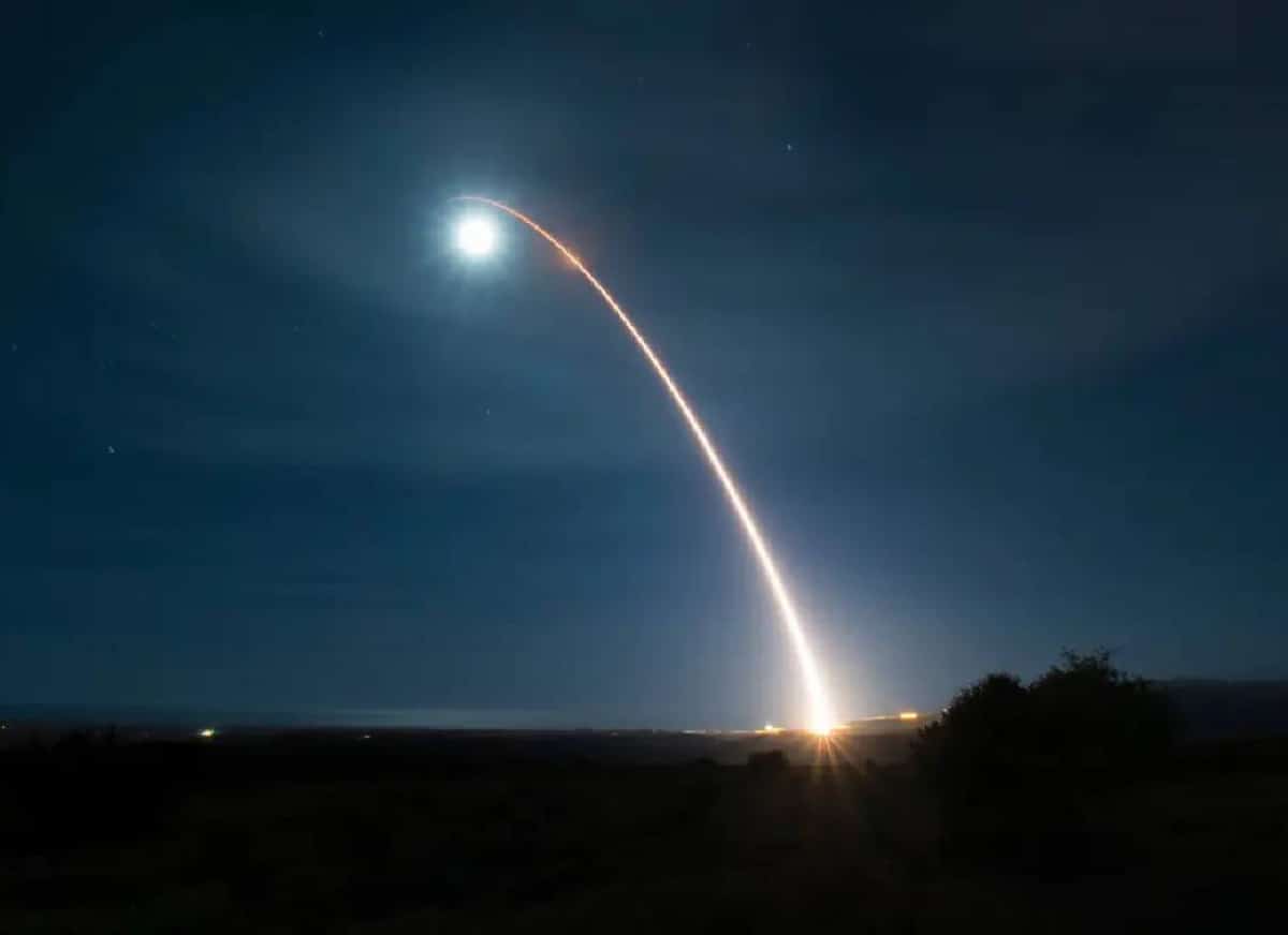 ארה״ב משגרת טיל בליסטי גרעיני מקליפורניה – אחרי שטראמפ דורש לחדש ניסויים גרעיניים