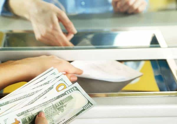 אירוע חמור לאחר משיכת מזומנים בבנק: לקוח נשדד באלימות על ידי טלר שפרץ לביתו