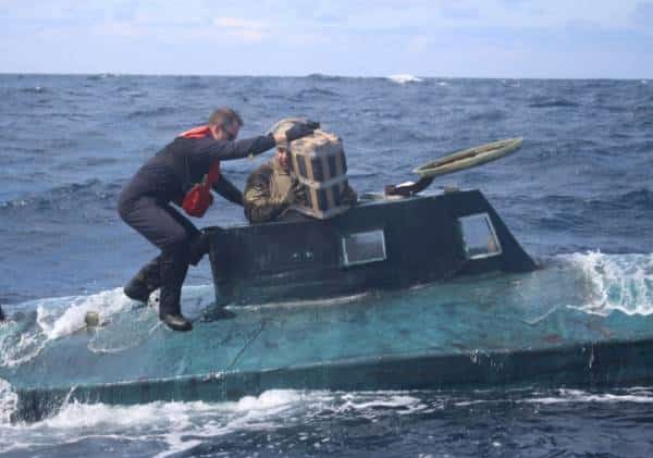 דרמה בלב ים: חיילי משמר החופים השתלטו על צוללת שהבריחה סמים