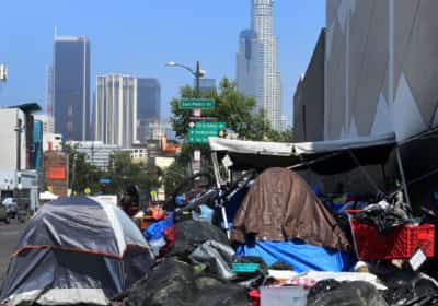 קארן באס מבטלת את מצב החירום בלוס אנג'לס - אבל מודה: "המשבר נמשך"