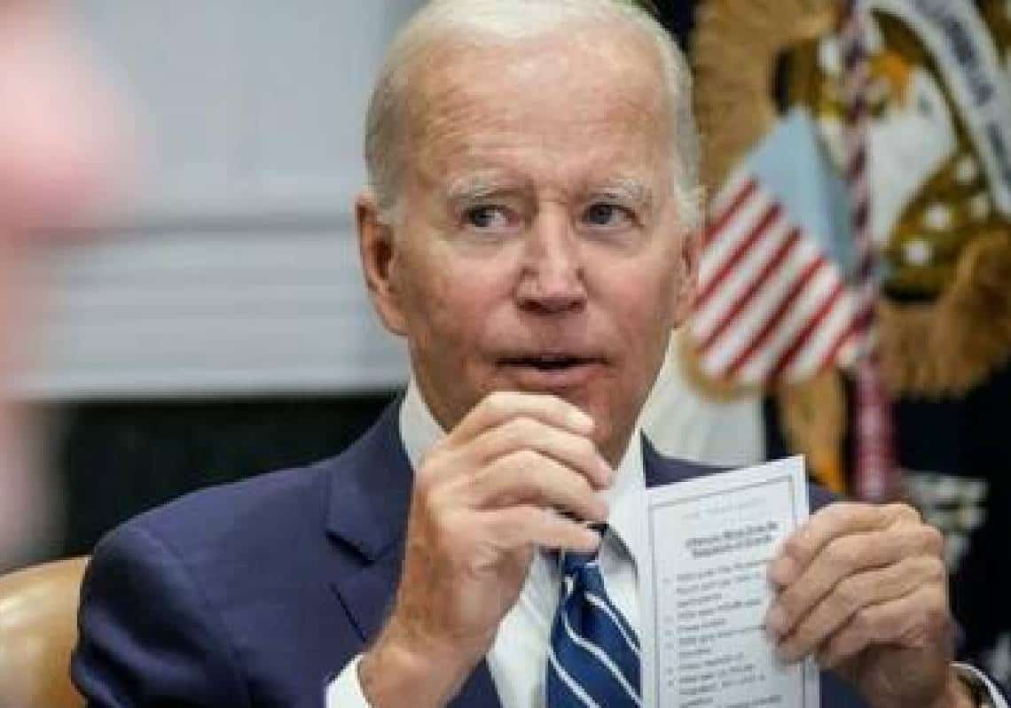 מפחיד: ביידן קיבל "דף שליפים" שאומר לו איך "להגיד שלום" ואיך "לשבת"