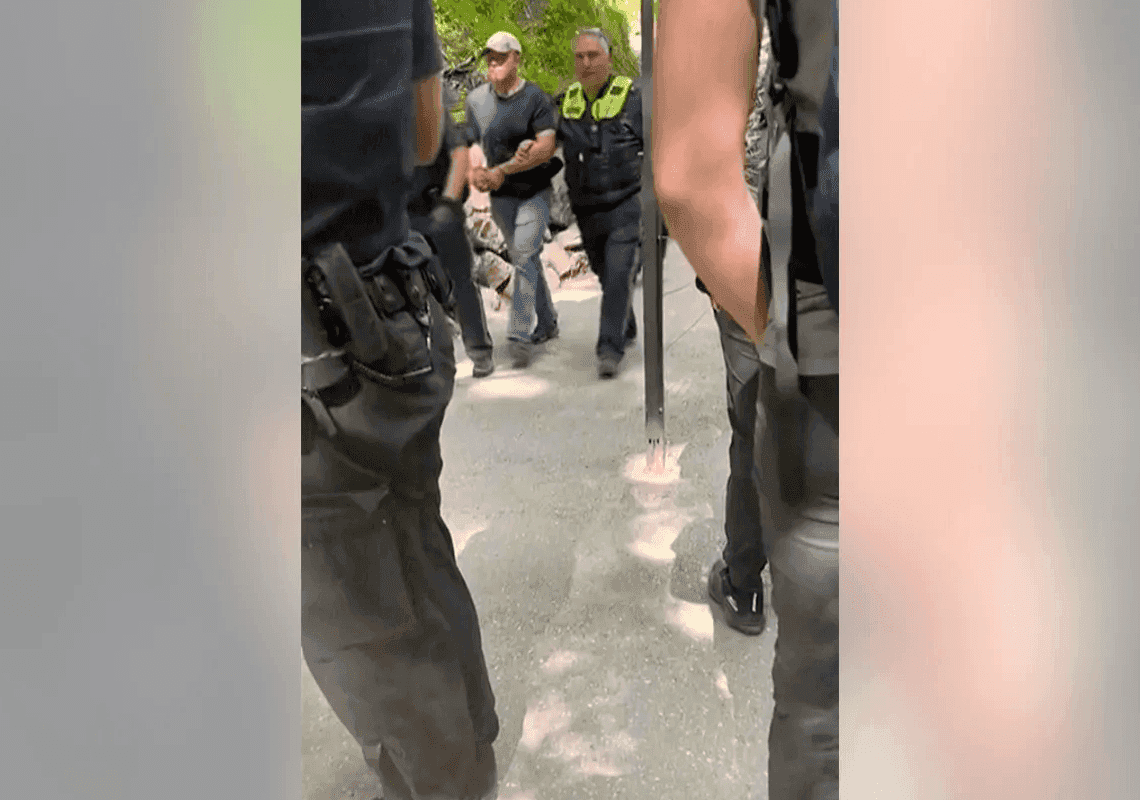 התייר האמריקאי הבטיח לשתי הצעירות 'נוף רומנטי' - אז תקף אותן מינית ודחף אותן מגובה רב 