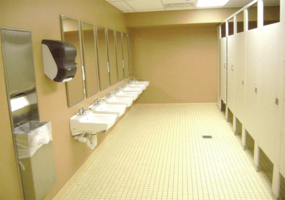 ג'ורג'יה: תלמידים תועדו מקיימים יחסי מין בשירותי ביה"ס