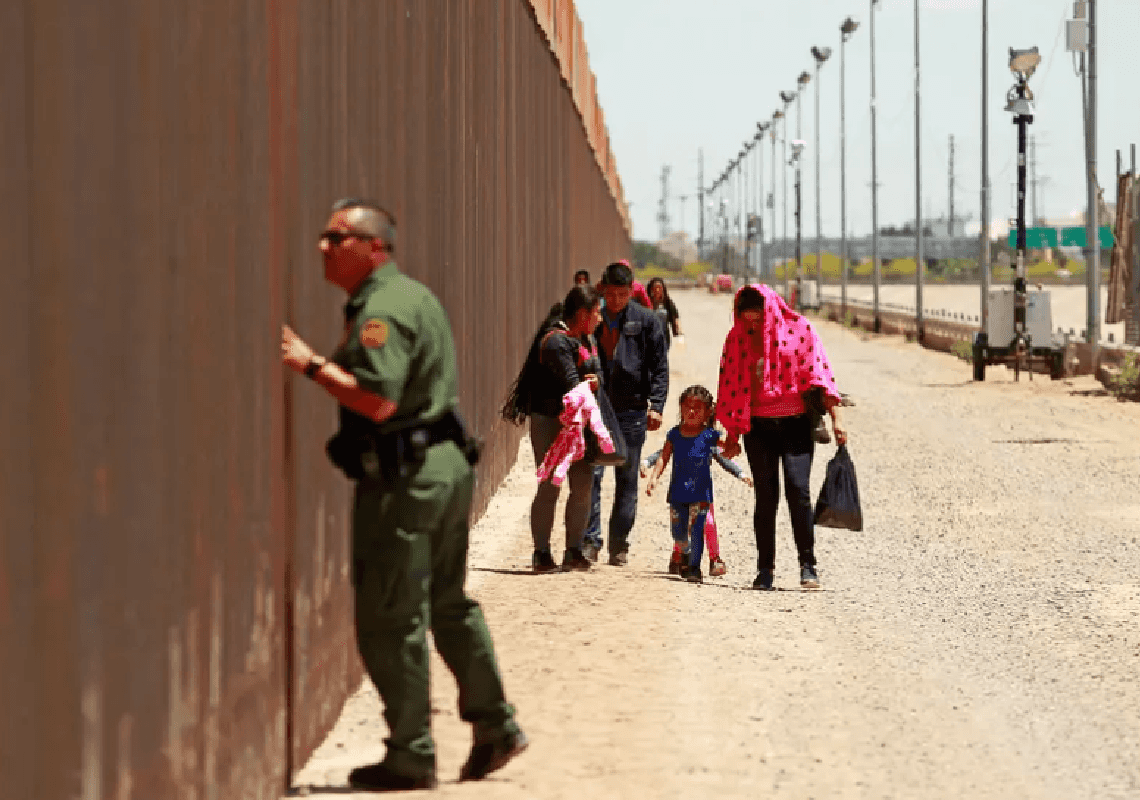 למרות החלטת ביידן לעצור את בניית החומה, מושל טקסס הכריז כי ימשיך את התוכנית של טראמפ