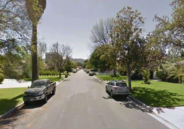 דופקים בדלת ופורצים פנימה: נלכד חבר כנופיה שמטילה אימה על בתי מגורים בוואלי לוס אנג'לס