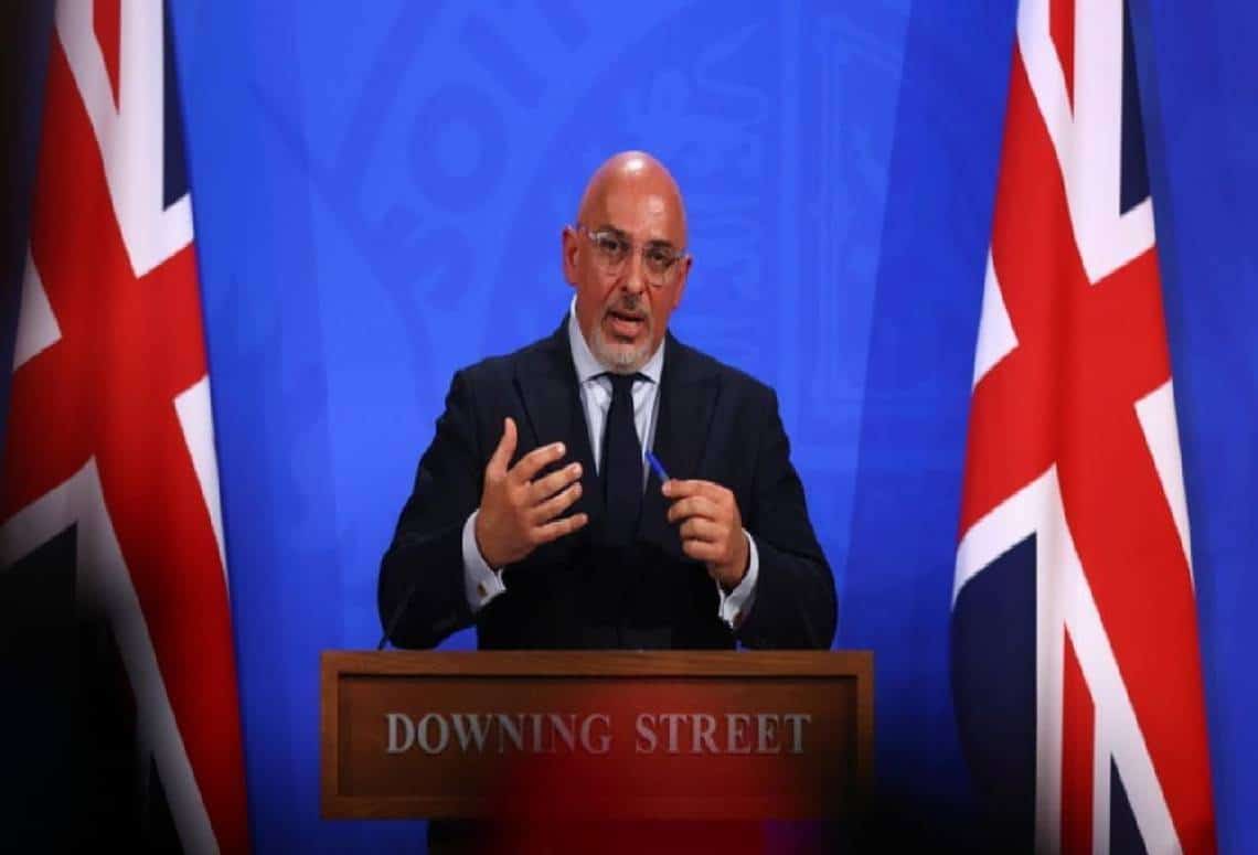 שר החיסונים הבריטי: "קטינים יחוסנו גם בלי אישור הורים"