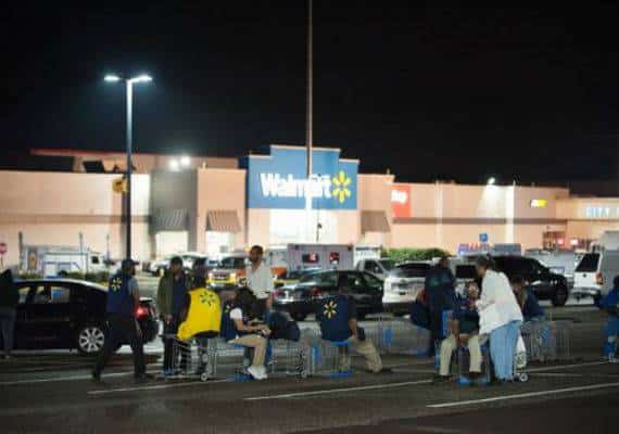 אדם פתח באש בתור לקופות בוולמארט, נמלט - והתנגש במכונית משטרה