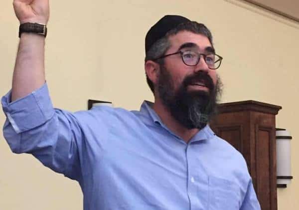 אלמונים קיללו רבנים, העיר הגיבה במפגן תמיכה בקהילה היהודית