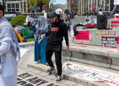 אימאם הוביל נטישת סטודנטים בגלל נוכחות יהודית: סערה בקולג' של העיר ניו יורק והאשמות לאנטישמיות גלויה