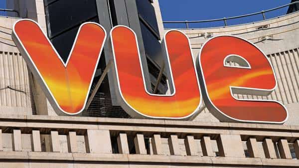 ניסה להרים את הטלפון שנפל ומת לאחר שראשו נתקע במשענת הכיסא בקולנוע 