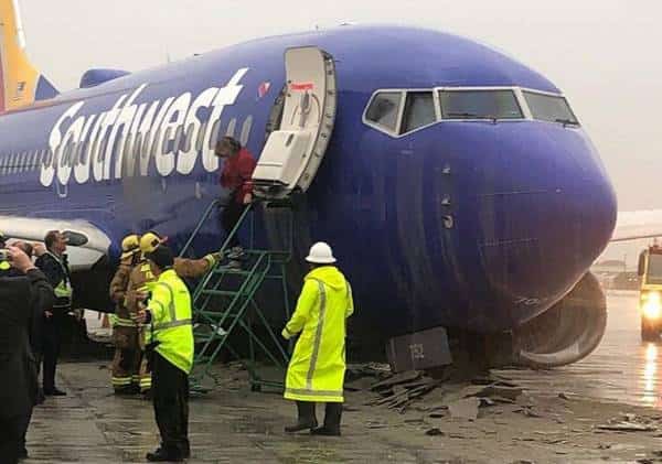 כמעט אסון בשדה התעופה ברבנק: מטוס נוסעים החליק מהמסלול