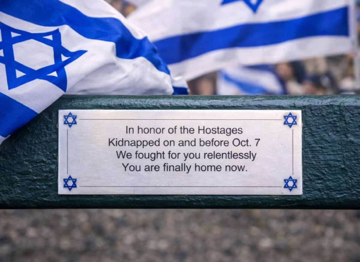 ביום הזיכרון לחללי צה"ל ונפגעי פעולות האיבה: ספסל אחד בסנטרל פארק בניו יורק מנציח קהילה שלמה