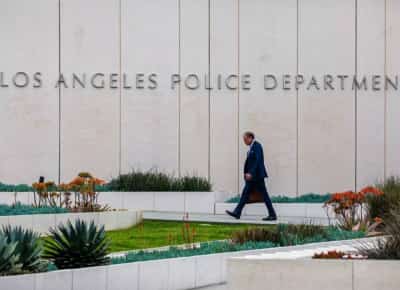 לוס אנג'לס: ישראלי בעל עבר פלילי ושוטר לשעבר התחזו לשוטרים ושדדו קריפטו ב־350 אלף דולר