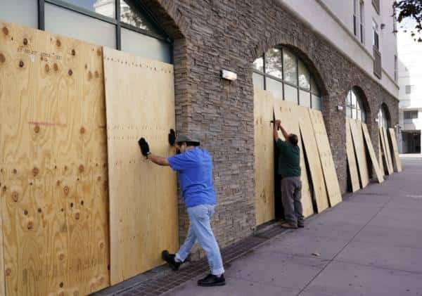 מחשש לתרחישי אימים: ההיערכות מיוחדת ואטימת עסקים ברחבי ניו יורק ולוס אנג'לס