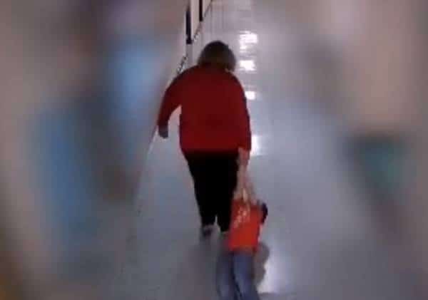 "לבן שלי מגיע צדק": מורה תועדה גוררת בן 9 עם אוטיזם במסדרונות ביה"ס