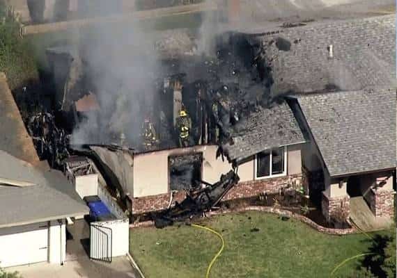 מטוס קל התרסק על בית פרטי בדרום קליפורניה