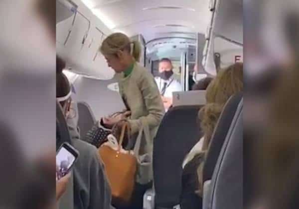 צפו: הקהל פרץ במחיאות כפיים כשהנוסעת אולצה לרדת מהמטוס בשל סירובה לחבוש מסיכה