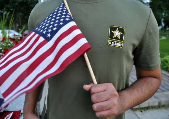 מהגרים שמשרתים בצבא פוטרו לפתע, ועתידם האזרחי לוט בערפל; הצבא לא מספק הסברים