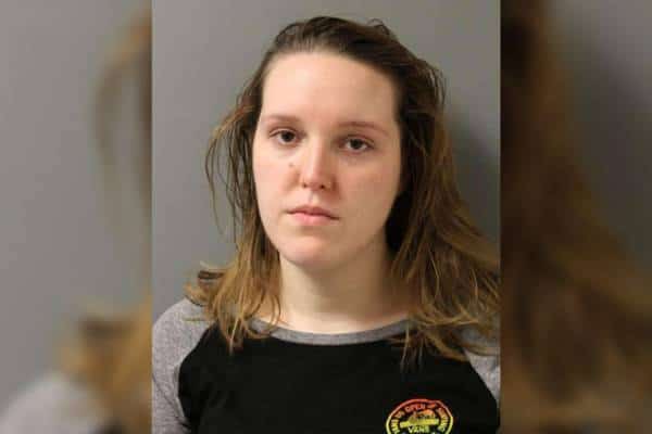 מפגשים בביתו של החבר: מורה להיסטוריה קיימה יחסי מין ועישנה מריחואנה עם תלמיד