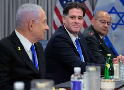 הזעם מגיע לקליפורניה: משפחות 7 באוקטובר יוצאות נגד רון דרמר