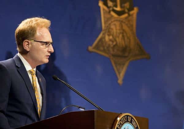 דרמה בחיל הים האמריקאי: התפטר בכיר שכינה מפקד נושאת מטוסים כ"טיפש או תמים"