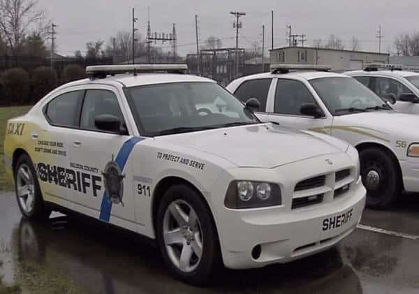 "אם עלינו לעשות זאת בכוח, כך יהיה": כוחות משטרה מפקחים מסביב לשעון על חולה קורונה שנמלט מבידוד