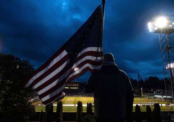 האוהדים חוזרים: ענף הספורט הפופולארי בארה"ב פותח עונה ויתיר כניסת קהל ליציעים