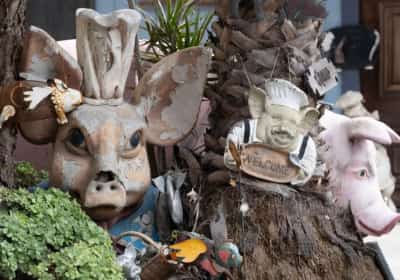 בין אחוזות פאר לפסלוני חזרזירים: הבית שמסעיר את שכונת היוקרה בקליפורניה